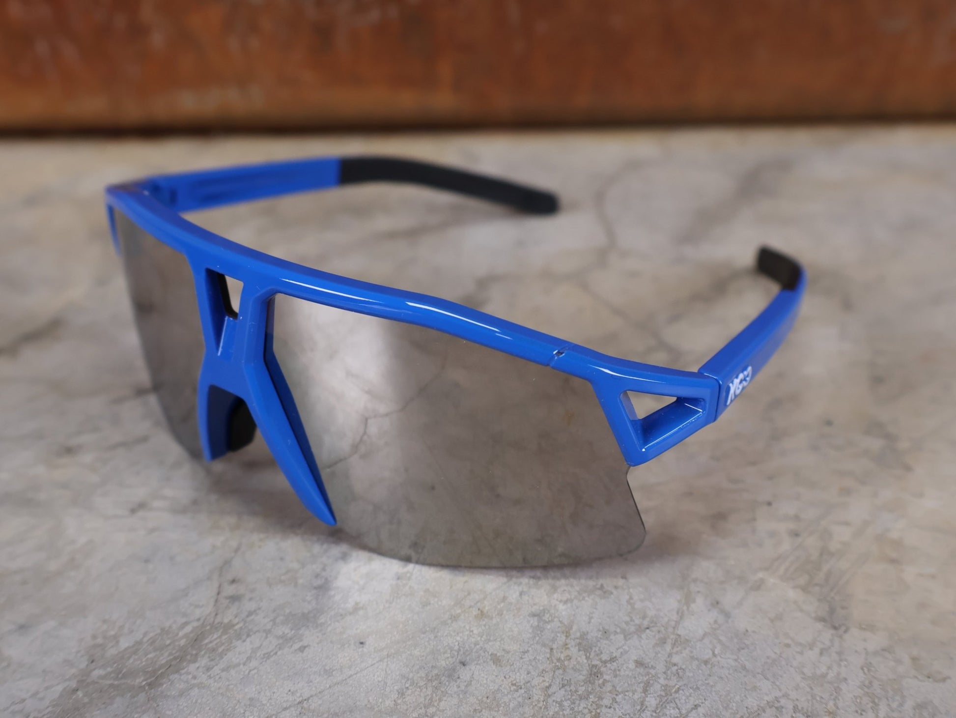 Brillen von Koo, KOO RED BULL - BORA HANSGROHE HYPE SONNENBRILLE / LEADER EDITION BLAU vor USEDBIKES - OB.DE Hintergrund