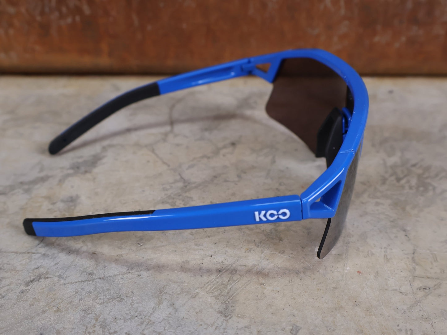 Brillen von Koo, KOO RED BULL - BORA HANSGROHE HYPE SONNENBRILLE / LEADER EDITION BLAU vor USEDBIKES - OB.DE Hintergrund