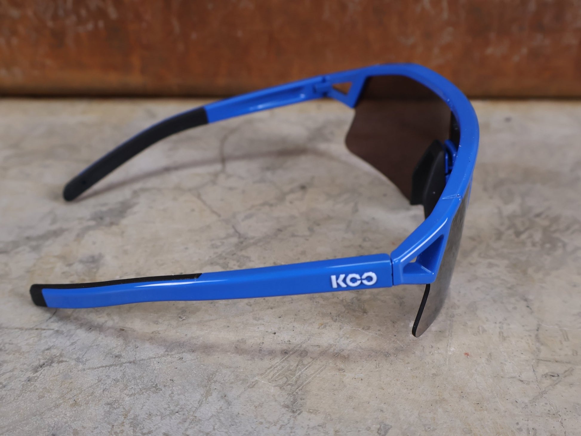 Brillen von Koo, KOO RED BULL - BORA HANSGROHE HYPE SONNENBRILLE / LEADER EDITION BLAU vor USEDBIKES - OB.DE Hintergrund