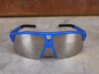 Brillen von Koo, KOO RED BULL - BORA HANSGROHE HYPE SONNENBRILLE / LEADER EDITION BLAU vor USEDBIKES - OB.DE Hintergrund