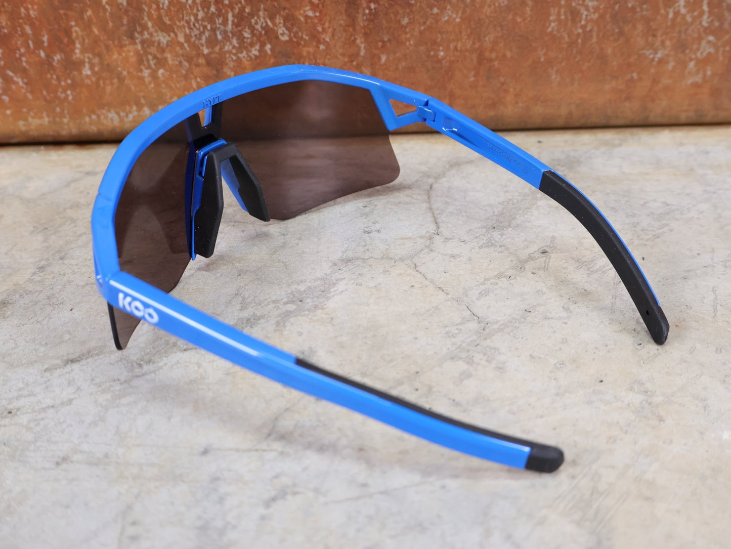 Brillen von Koo, KOO RED BULL - BORA HANSGROHE HYPE SONNENBRILLE / LEADER EDITION BLAU vor USEDBIKES - OB.DE Hintergrund