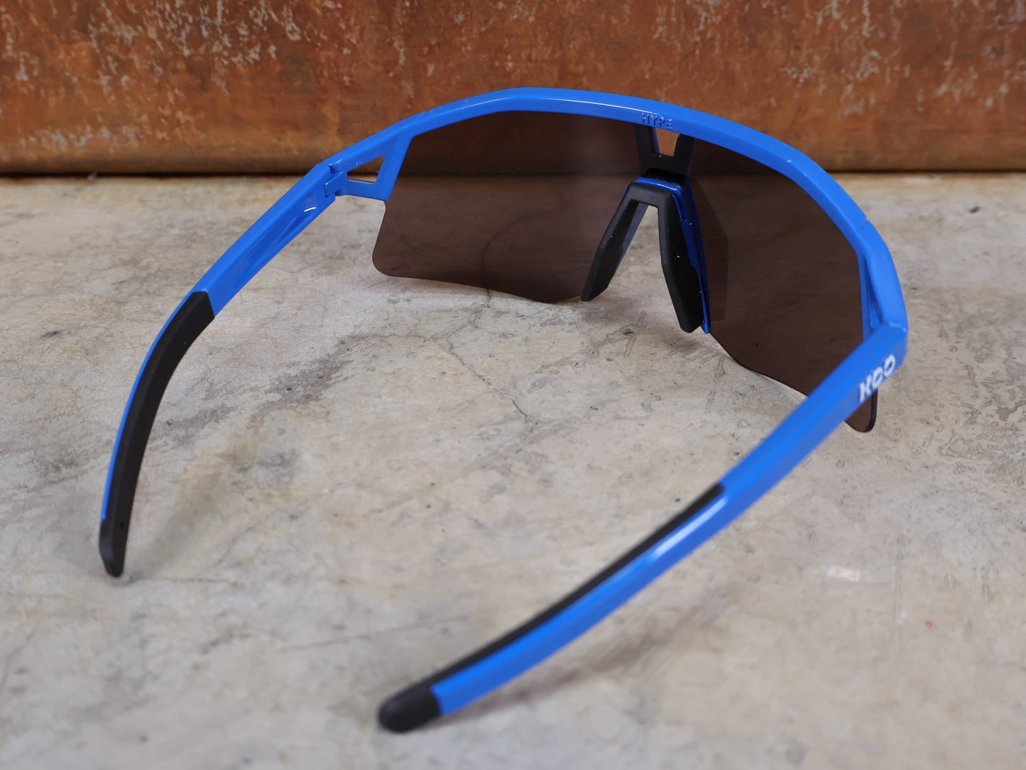 Brillen von Koo, KOO RED BULL - BORA HANSGROHE HYPE SONNENBRILLE / LEADER EDITION BLAU vor USEDBIKES - OB.DE Hintergrund