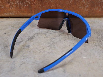 Brillen von Koo, KOO RED BULL - BORA HANSGROHE HYPE SONNENBRILLE / LEADER EDITION BLAU vor USEDBIKES - OB.DE Hintergrund