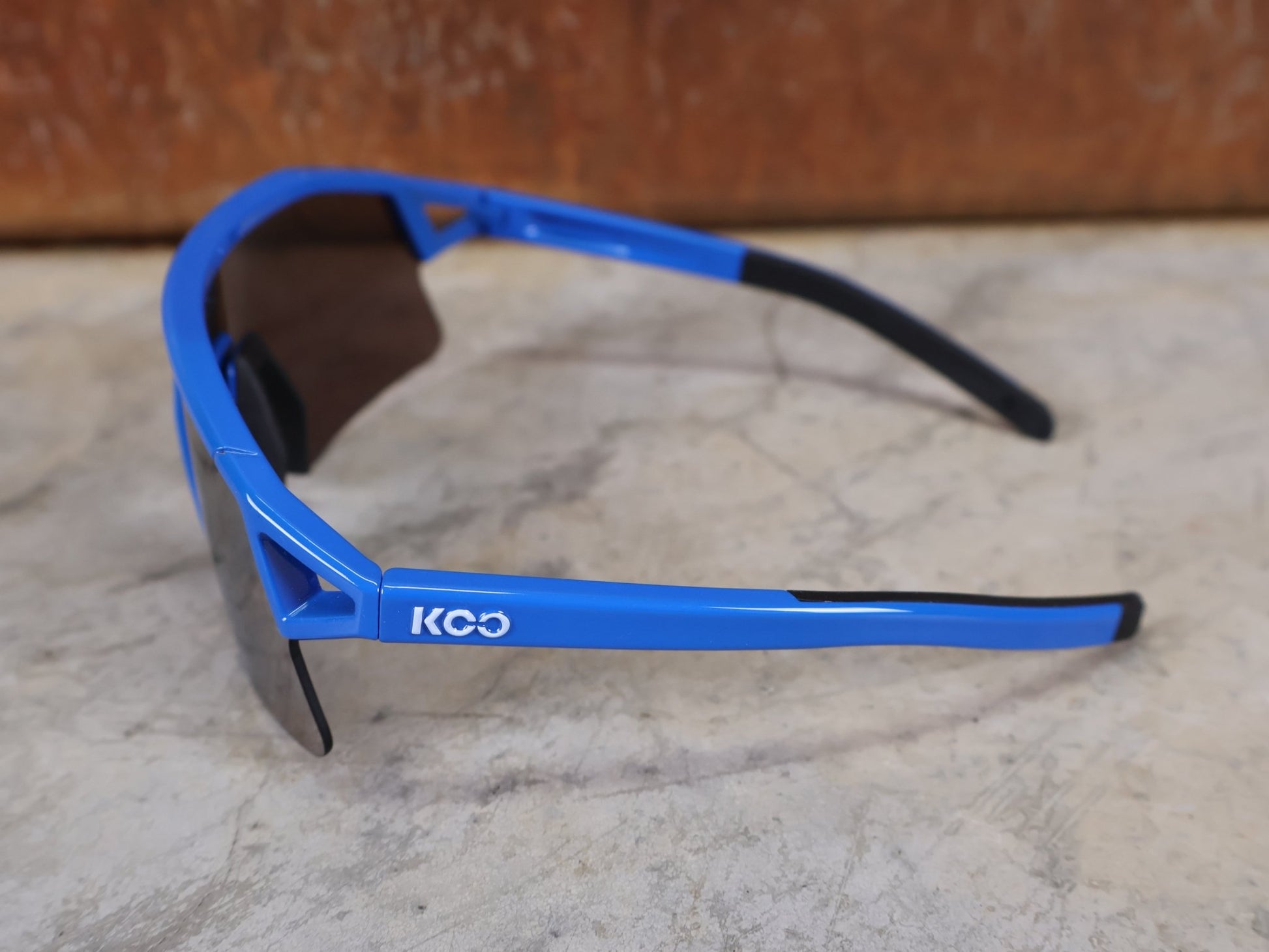 Brillen von Koo, KOO RED BULL - BORA HANSGROHE HYPE SONNENBRILLE / LEADER EDITION BLAU vor USEDBIKES - OB.DE Hintergrund