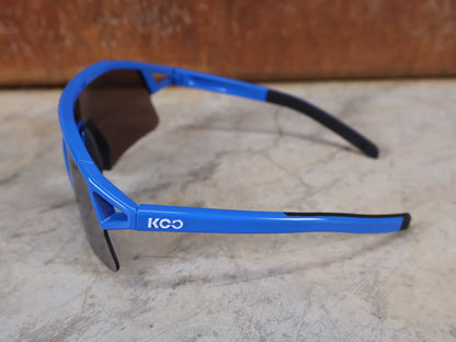 Brillen von Koo, KOO RED BULL - BORA HANSGROHE HYPE SONNENBRILLE / LEADER EDITION BLAU vor USEDBIKES - OB.DE Hintergrund