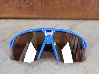 Brillen von Koo, KOO RED BULL - BORA HANSGROHE HYPE SONNENBRILLE / LEADER EDITION BLAU vor USEDBIKES - OB.DE Hintergrund