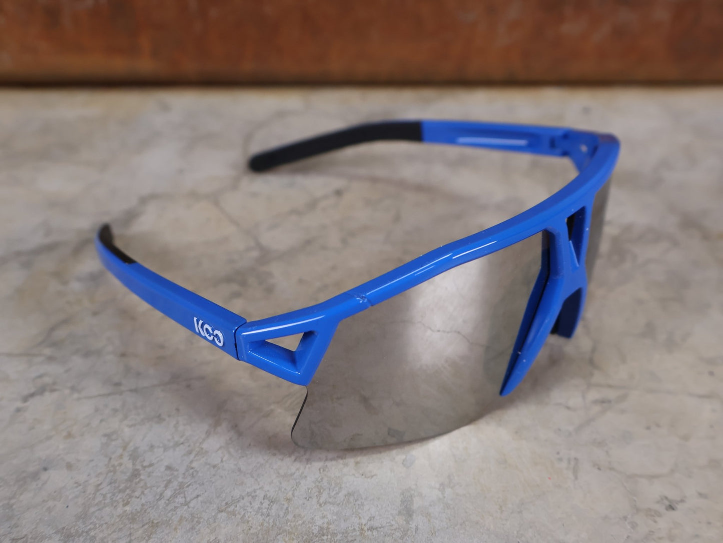 Brillen von Koo, KOO RED BULL - BORA HANSGROHE HYPE SONNENBRILLE / LEADER EDITION BLAU vor USEDBIKES - OB.DE Hintergrund