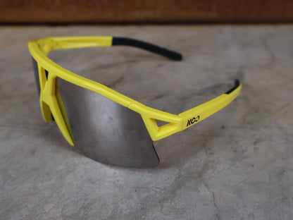 Brillen von Koo, KOO RED BULL - BORA HANSGROHE HYPE SONNENBRILLE / LEADER EDITION GELB vor USEDBIKES - OB.DE Hintergrund