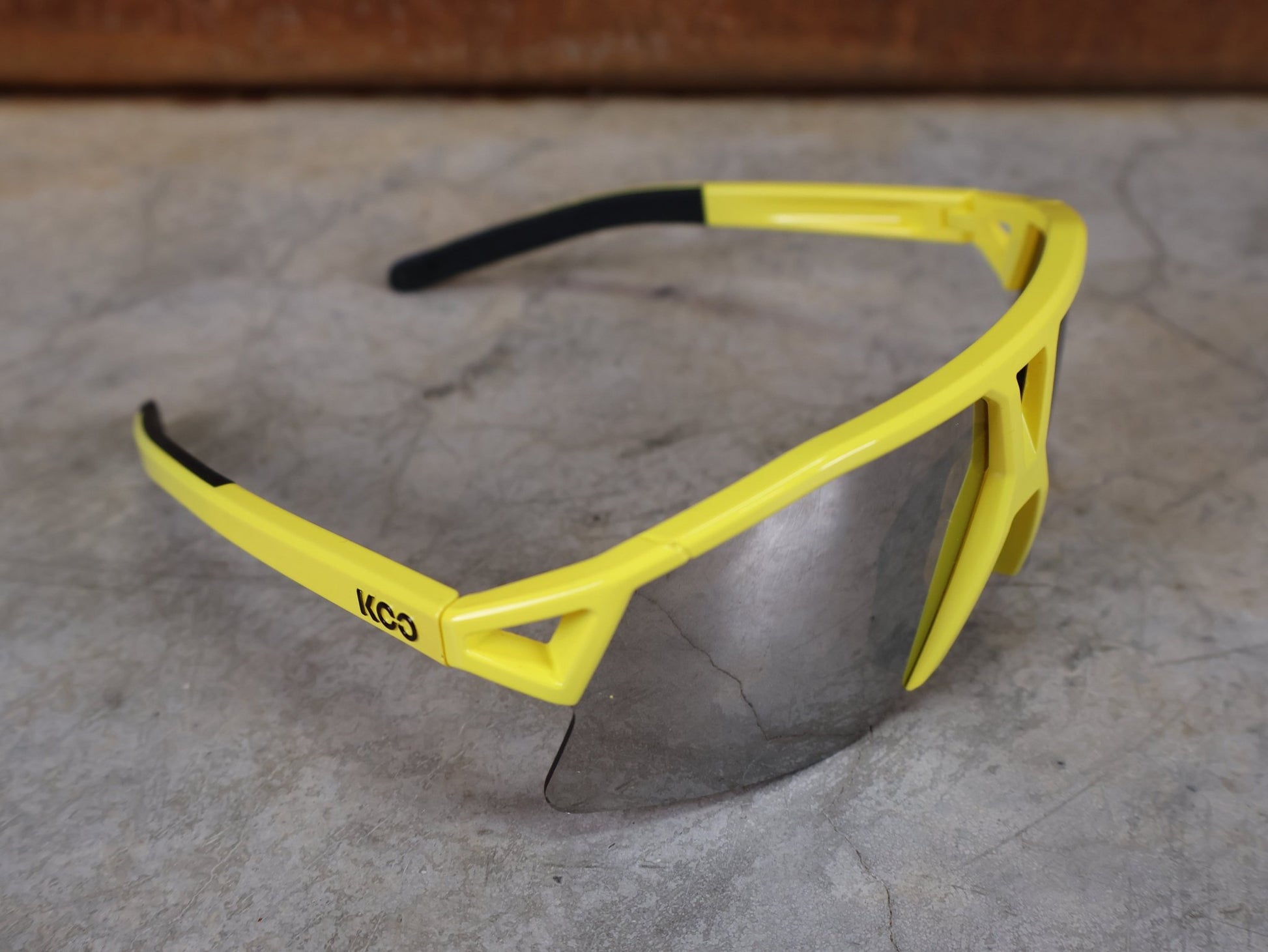 Brillen von Koo, KOO RED BULL - BORA HANSGROHE HYPE SONNENBRILLE / LEADER EDITION GELB vor USEDBIKES - OB.DE Hintergrund