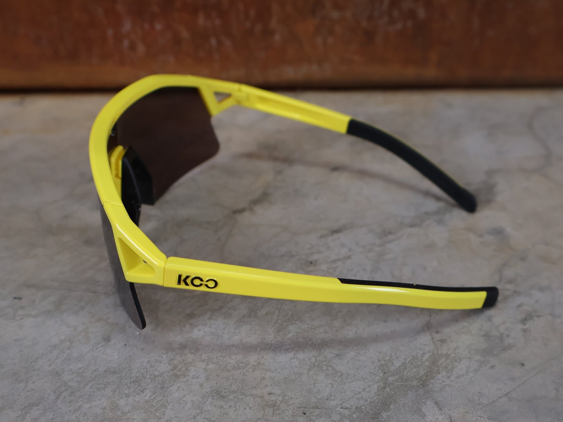 Brillen von Koo, KOO RED BULL - BORA HANSGROHE HYPE SONNENBRILLE / LEADER EDITION GELB vor USEDBIKES - OB.DE Hintergrund