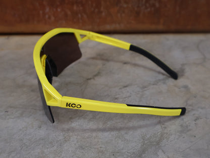 Brillen von Koo, KOO RED BULL - BORA HANSGROHE HYPE SONNENBRILLE / LEADER EDITION GELB vor USEDBIKES - OB.DE Hintergrund