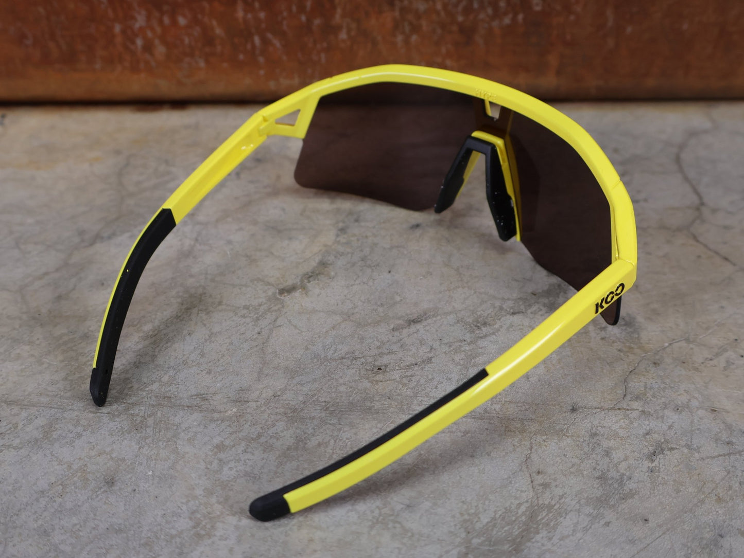 Brillen von Koo, KOO RED BULL - BORA HANSGROHE HYPE SONNENBRILLE / LEADER EDITION GELB vor USEDBIKES - OB.DE Hintergrund