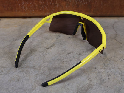 Brillen von Koo, KOO RED BULL - BORA HANSGROHE HYPE SONNENBRILLE / LEADER EDITION GELB vor USEDBIKES - OB.DE Hintergrund