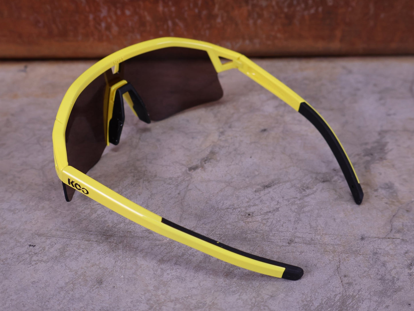 Brillen von Koo, KOO RED BULL - BORA HANSGROHE HYPE SONNENBRILLE / LEADER EDITION GELB vor USEDBIKES - OB.DE Hintergrund