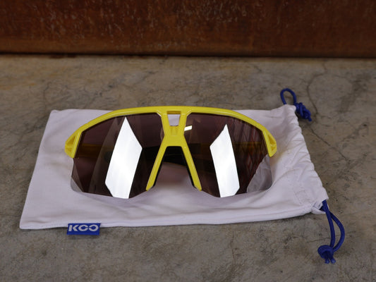 Brillen von Koo, KOO RED BULL - BORA HANSGROHE HYPE SONNENBRILLE / LEADER EDITION GELB vor USEDBIKES - OB.DE Hintergrund