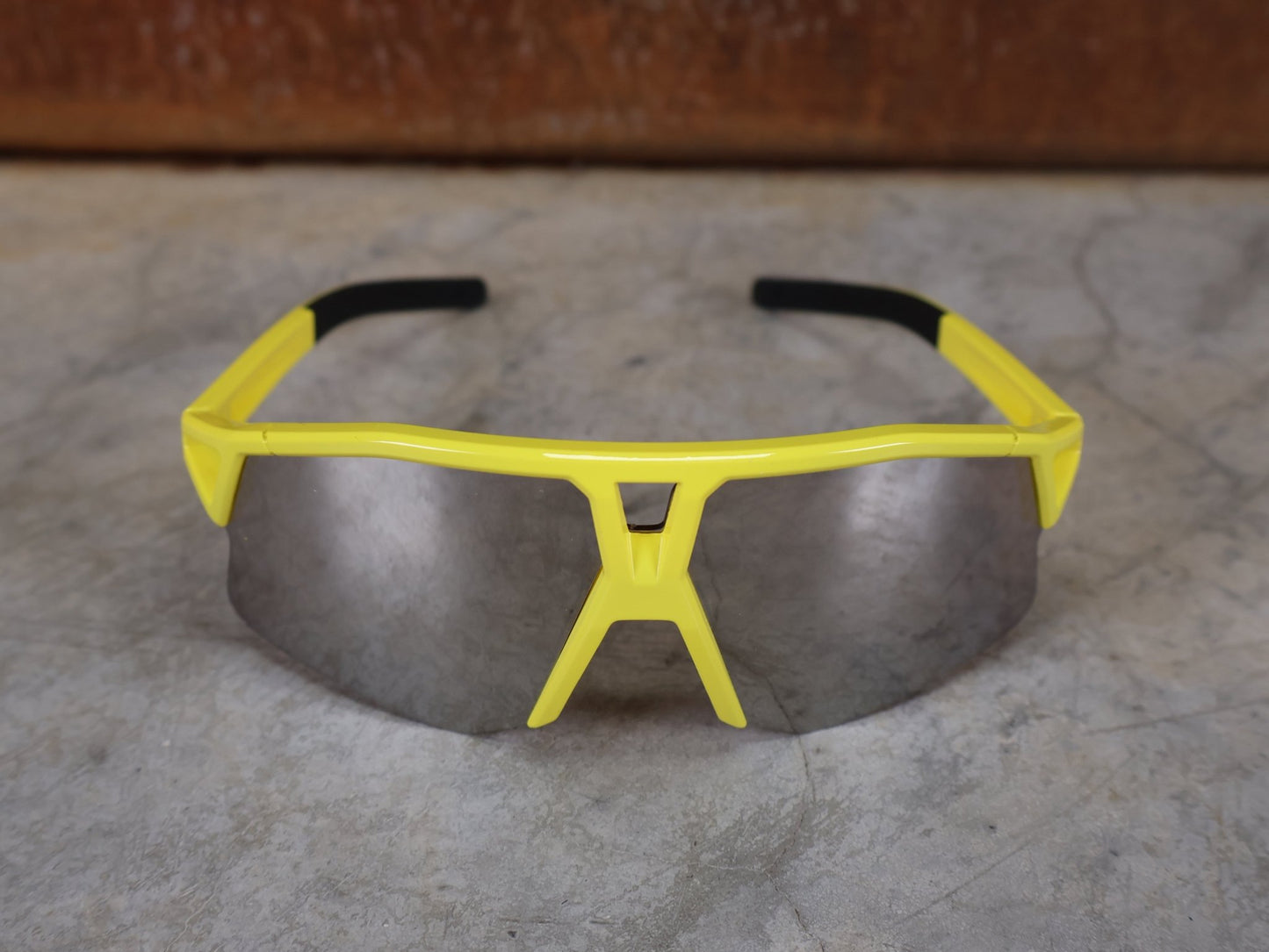 Brillen von Koo, KOO RED BULL - BORA HANSGROHE HYPE SONNENBRILLE / LEADER EDITION GELB vor USEDBIKES - OB.DE Hintergrund