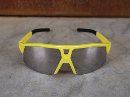 Brillen von Koo, KOO RED BULL - BORA HANSGROHE HYPE SONNENBRILLE / LEADER EDITION GELB vor USEDBIKES - OB.DE Hintergrund