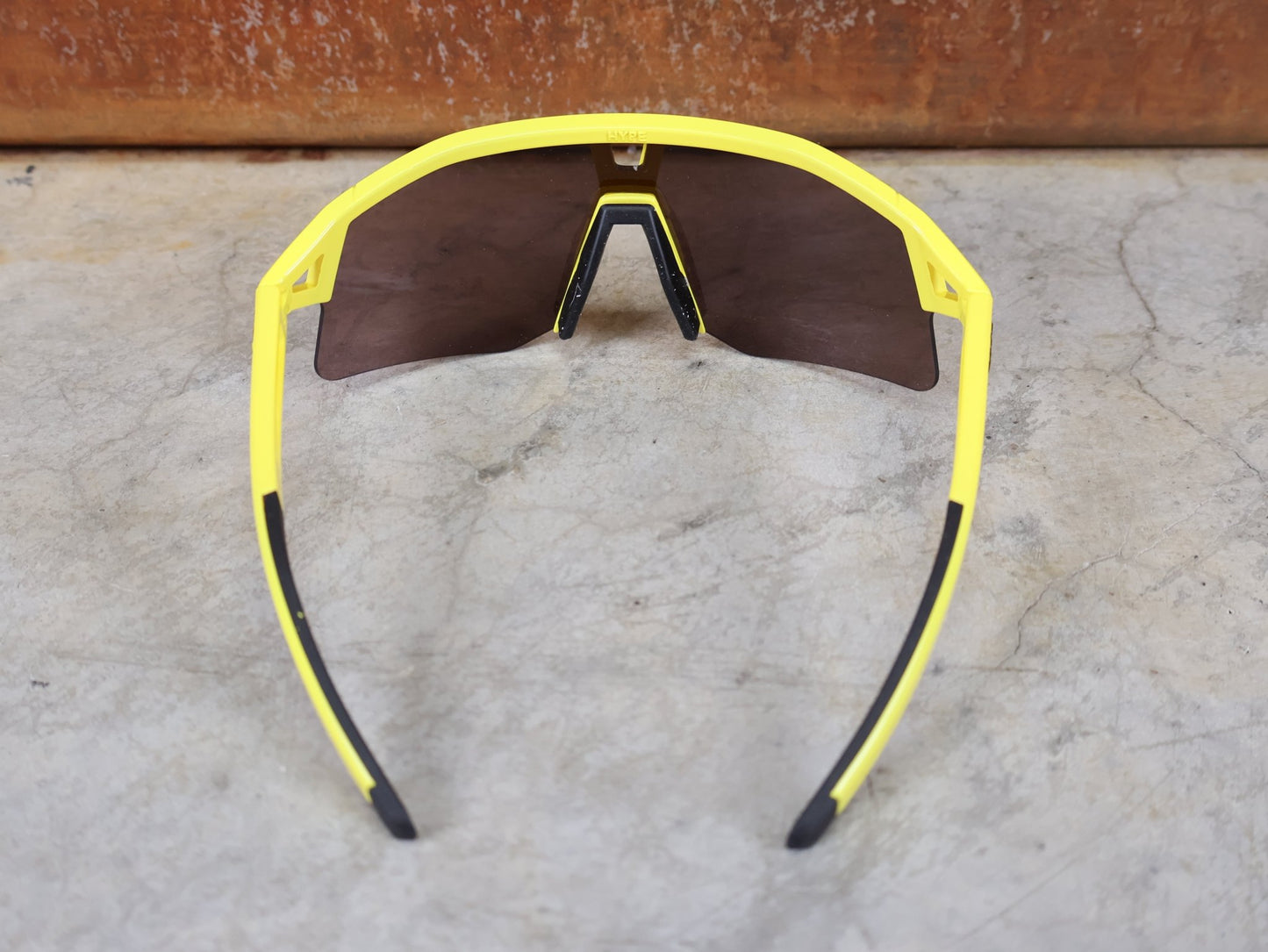 Brillen von Koo, KOO RED BULL - BORA HANSGROHE HYPE SONNENBRILLE / LEADER EDITION GELB vor USEDBIKES - OB.DE Hintergrund