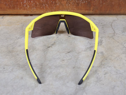 Brillen von Koo, KOO RED BULL - BORA HANSGROHE HYPE SONNENBRILLE / LEADER EDITION GELB vor USEDBIKES - OB.DE Hintergrund