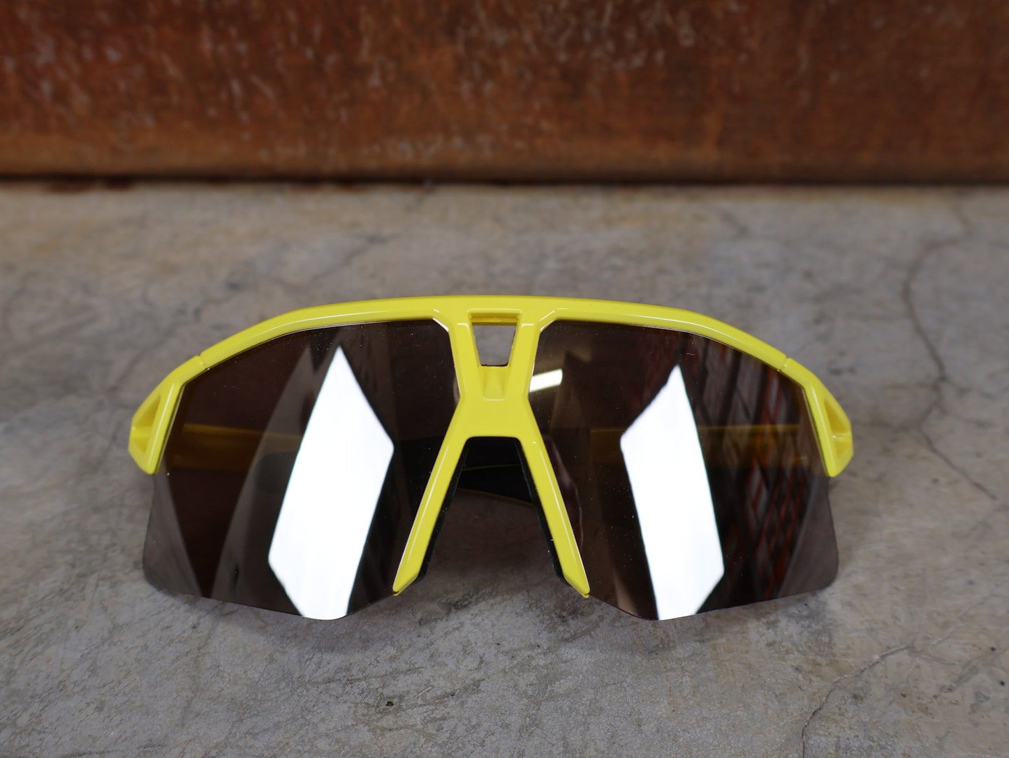 Brillen von Koo, KOO RED BULL - BORA HANSGROHE HYPE SONNENBRILLE / LEADER EDITION GELB vor USEDBIKES - OB.DE Hintergrund