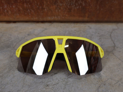 Brillen von Koo, KOO RED BULL - BORA HANSGROHE HYPE SONNENBRILLE / LEADER EDITION GELB vor USEDBIKES - OB.DE Hintergrund