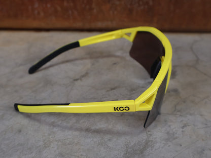 Brillen von Koo, KOO RED BULL - BORA HANSGROHE HYPE SONNENBRILLE / LEADER EDITION GELB vor USEDBIKES - OB.DE Hintergrund