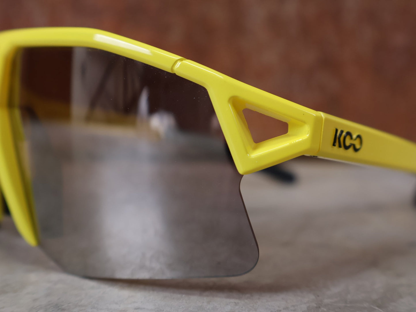 Brillen von Koo, KOO RED BULL - BORA HANSGROHE HYPE SONNENBRILLE / LEADER EDITION GELB vor USEDBIKES - OB.DE Hintergrund