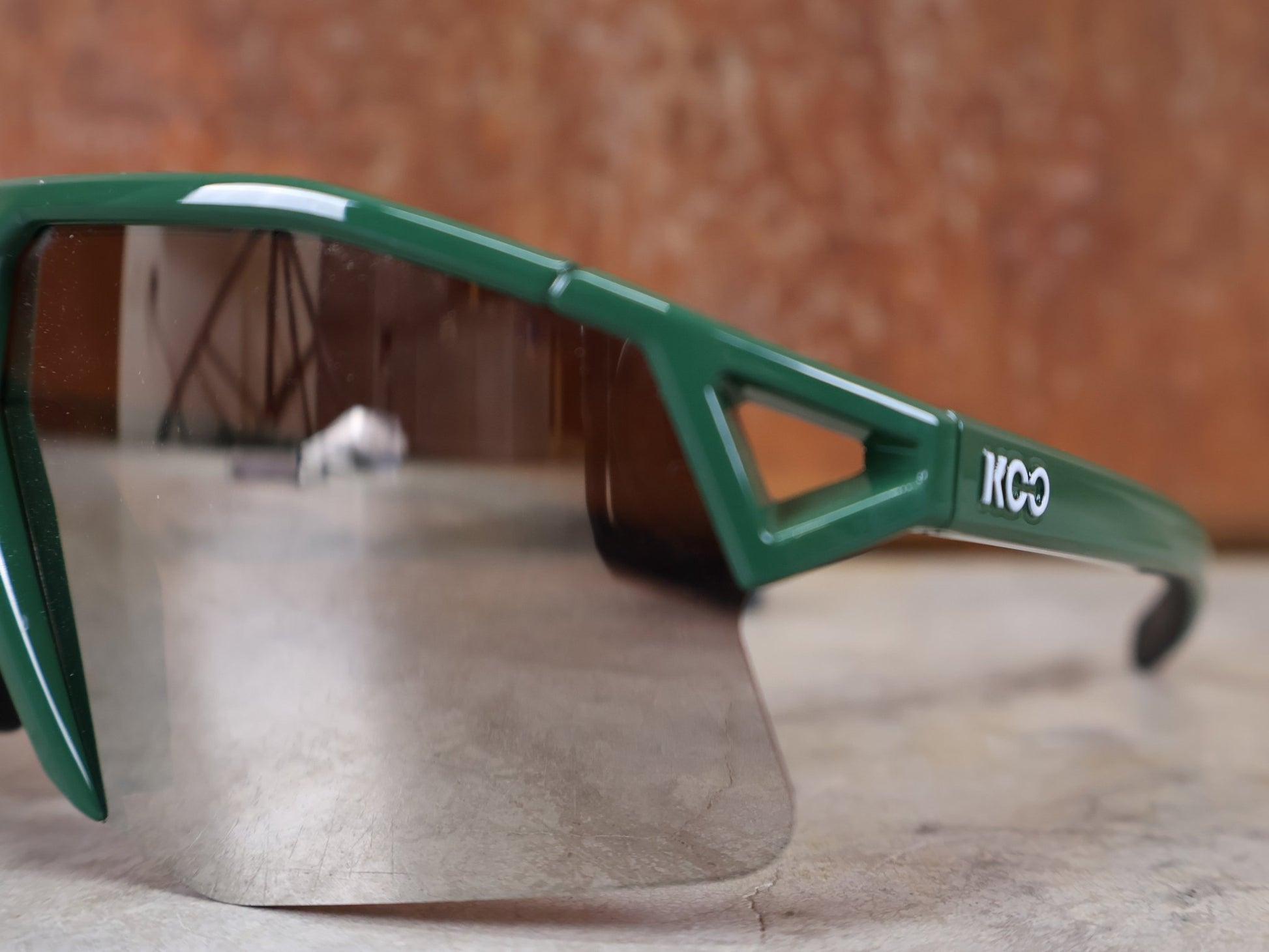 Brillen von Koo, KOO RED BULL - BORA HANSGROHE HYPE SONNENBRILLE / LEADER EDITION GRÜN vor USEDBIKES - OB.DE Hintergrund