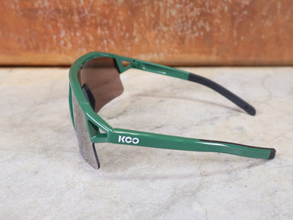 Brillen von Koo, KOO RED BULL - BORA HANSGROHE HYPE SONNENBRILLE / LEADER EDITION GRÜN vor USEDBIKES - OB.DE Hintergrund