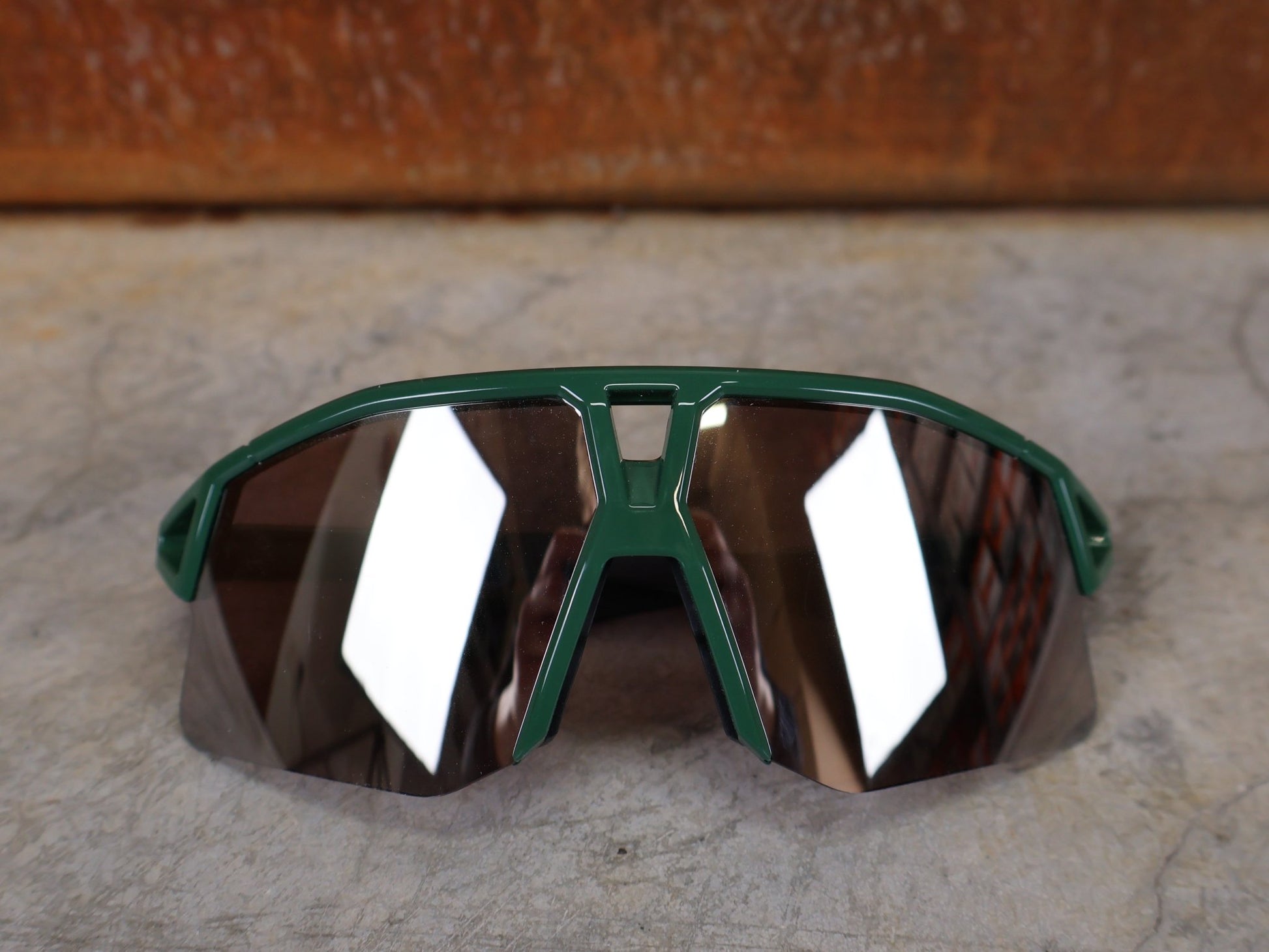 Brillen von Koo, KOO RED BULL - BORA HANSGROHE HYPE SONNENBRILLE / LEADER EDITION GRÜN vor USEDBIKES - OB.DE Hintergrund