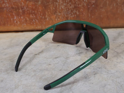 Brillen von Koo, KOO RED BULL - BORA HANSGROHE HYPE SONNENBRILLE / LEADER EDITION GRÜN vor USEDBIKES - OB.DE Hintergrund