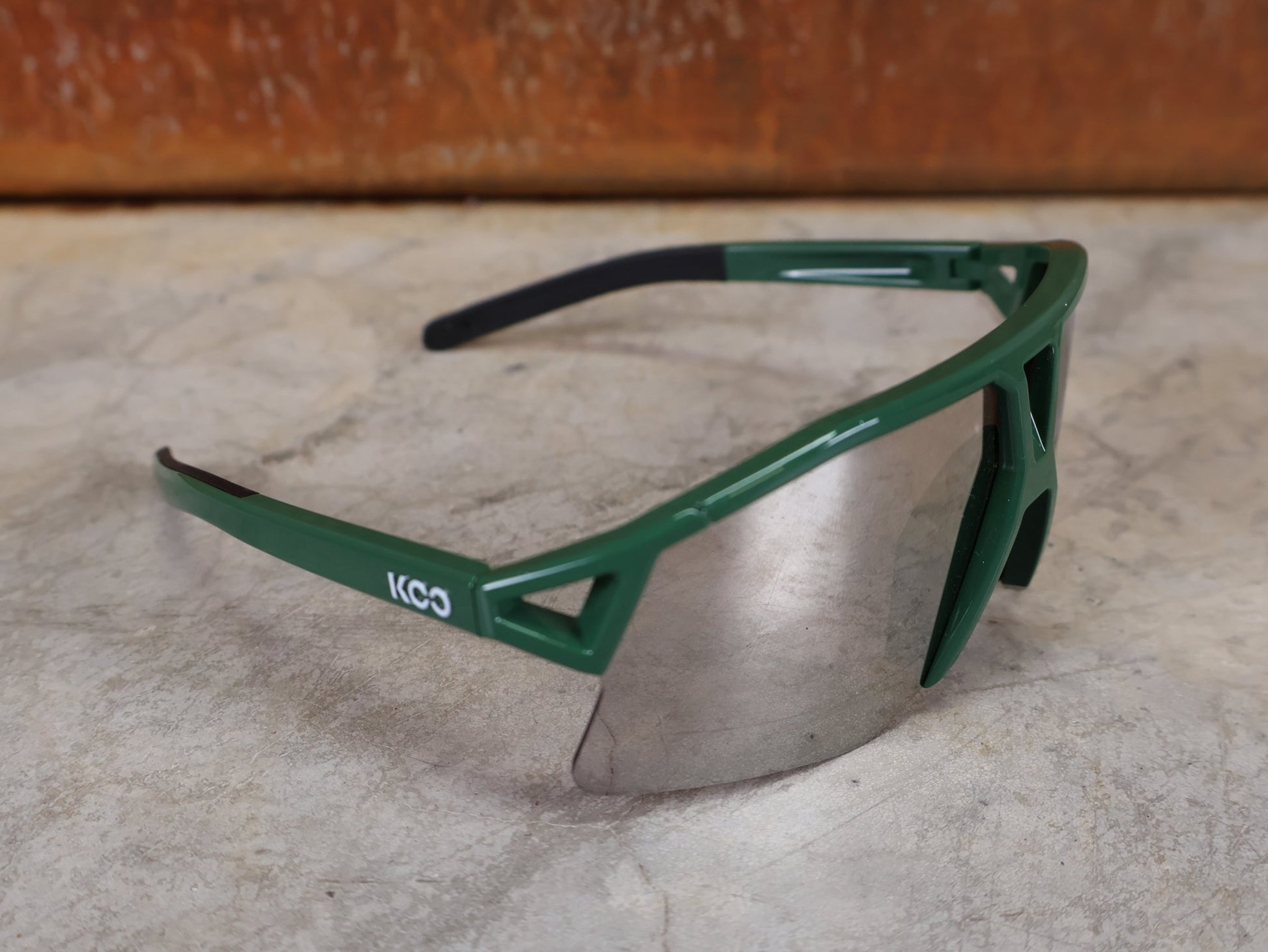 Brillen von Koo, KOO RED BULL - BORA HANSGROHE HYPE SONNENBRILLE / LEADER EDITION GRÜN vor USEDBIKES - OB.DE Hintergrund