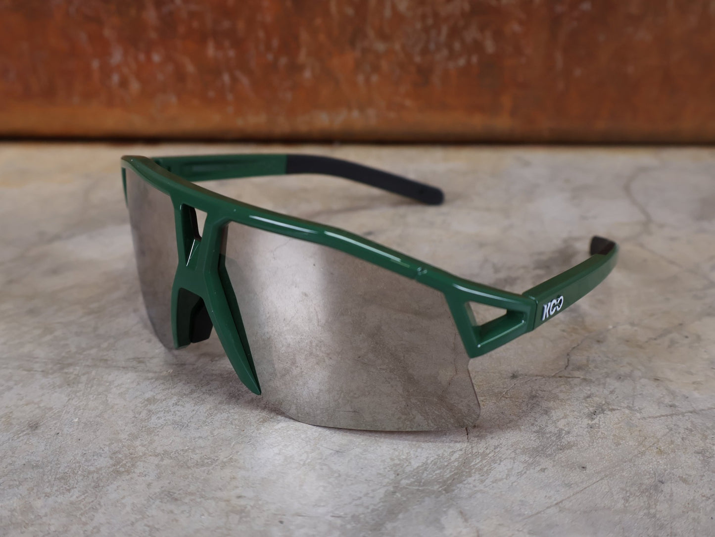 Brillen von Koo, KOO RED BULL - BORA HANSGROHE HYPE SONNENBRILLE / LEADER EDITION GRÜN vor USEDBIKES - OB.DE Hintergrund