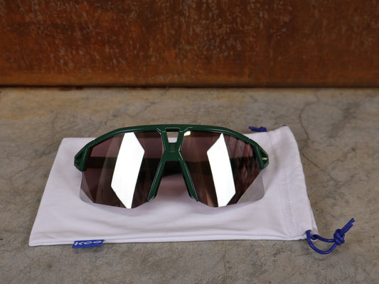 Brillen von Koo, KOO RED BULL - BORA HANSGROHE HYPE SONNENBRILLE / LEADER EDITION GRÜN vor USEDBIKES - OB.DE Hintergrund