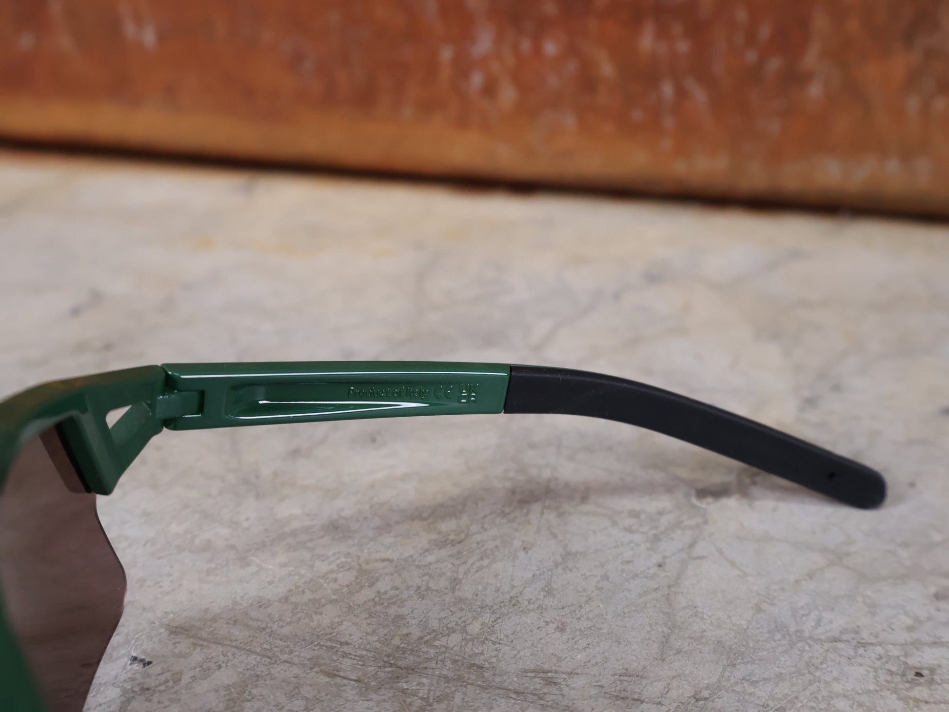 Brillen von Koo, KOO RED BULL - BORA HANSGROHE HYPE SONNENBRILLE / LEADER EDITION GRÜN vor USEDBIKES - OB.DE Hintergrund