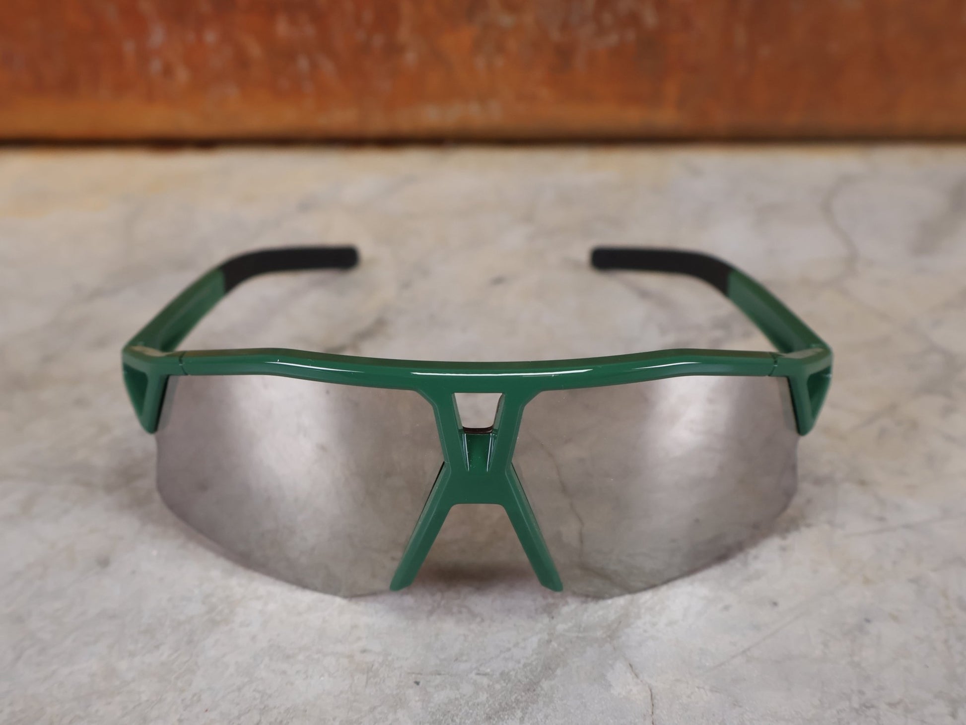 Brillen von Koo, KOO RED BULL - BORA HANSGROHE HYPE SONNENBRILLE / LEADER EDITION GRÜN vor USEDBIKES - OB.DE Hintergrund