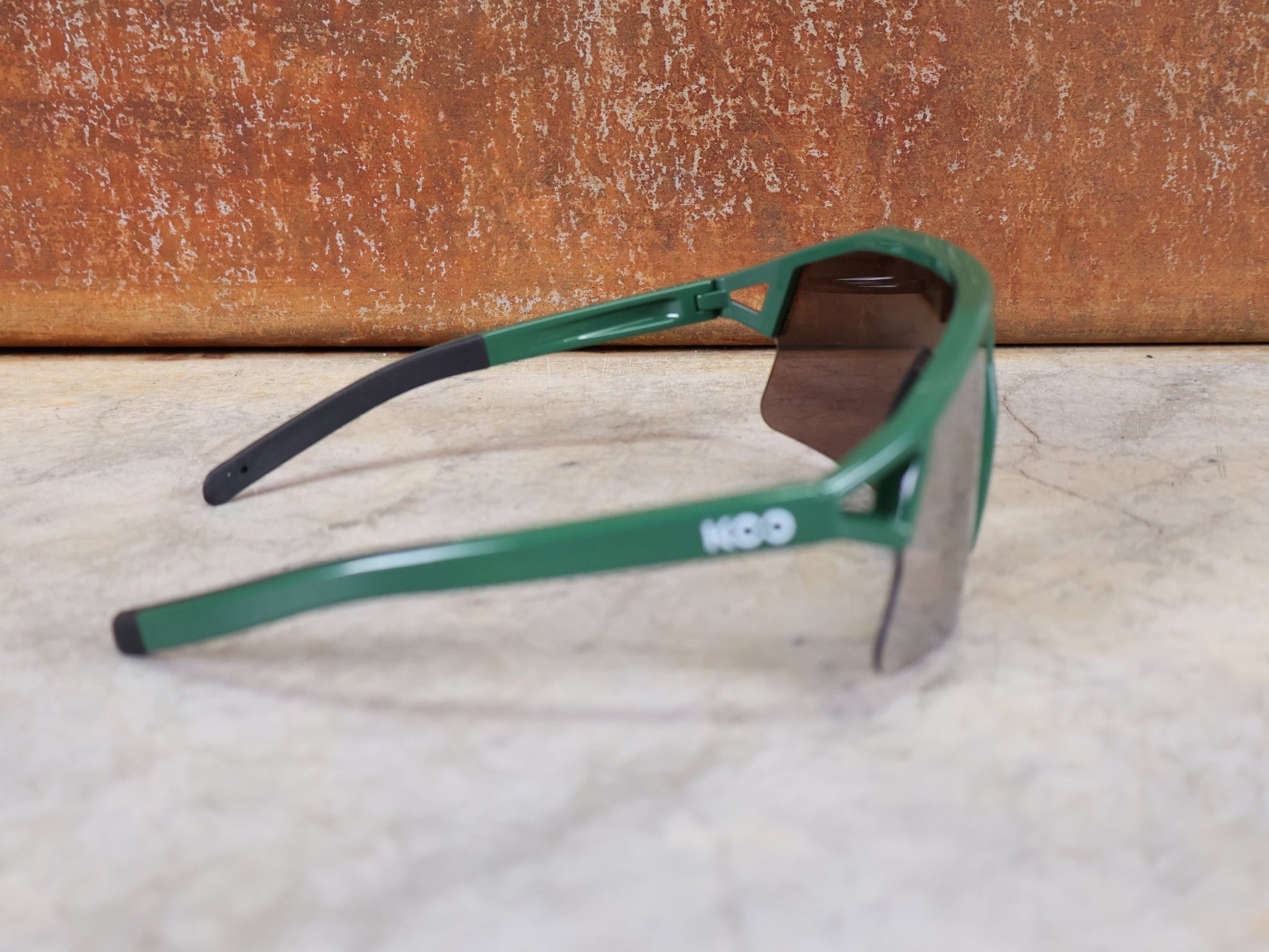 Brillen von Koo, KOO RED BULL - BORA HANSGROHE HYPE SONNENBRILLE / LEADER EDITION GRÜN vor USEDBIKES - OB.DE Hintergrund