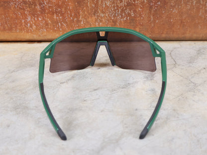 Brillen von Koo, KOO RED BULL - BORA HANSGROHE HYPE SONNENBRILLE / LEADER EDITION GRÜN vor USEDBIKES - OB.DE Hintergrund