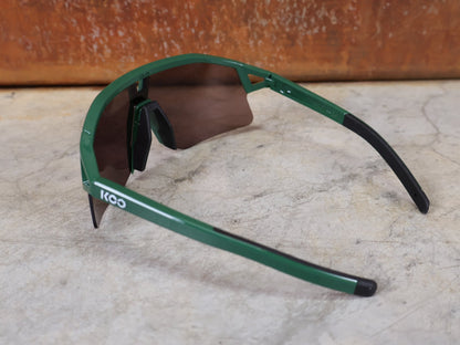 Brillen von Koo, KOO RED BULL - BORA HANSGROHE HYPE SONNENBRILLE / LEADER EDITION GRÜN vor USEDBIKES - OB.DE Hintergrund