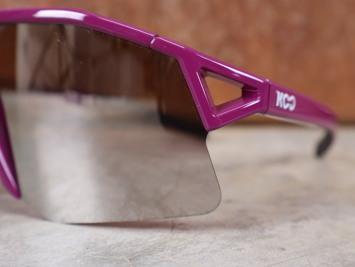 Brillen von Koo, KOO RED BULL - BORA HANSGROHE HYPE SONNENBRILLE / LEADER EDITION LILA vor USEDBIKES - OB.DE Hintergrund