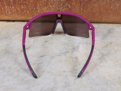 Brillen von Koo, KOO RED BULL - BORA HANSGROHE HYPE SONNENBRILLE / LEADER EDITION LILA vor USEDBIKES - OB.DE Hintergrund