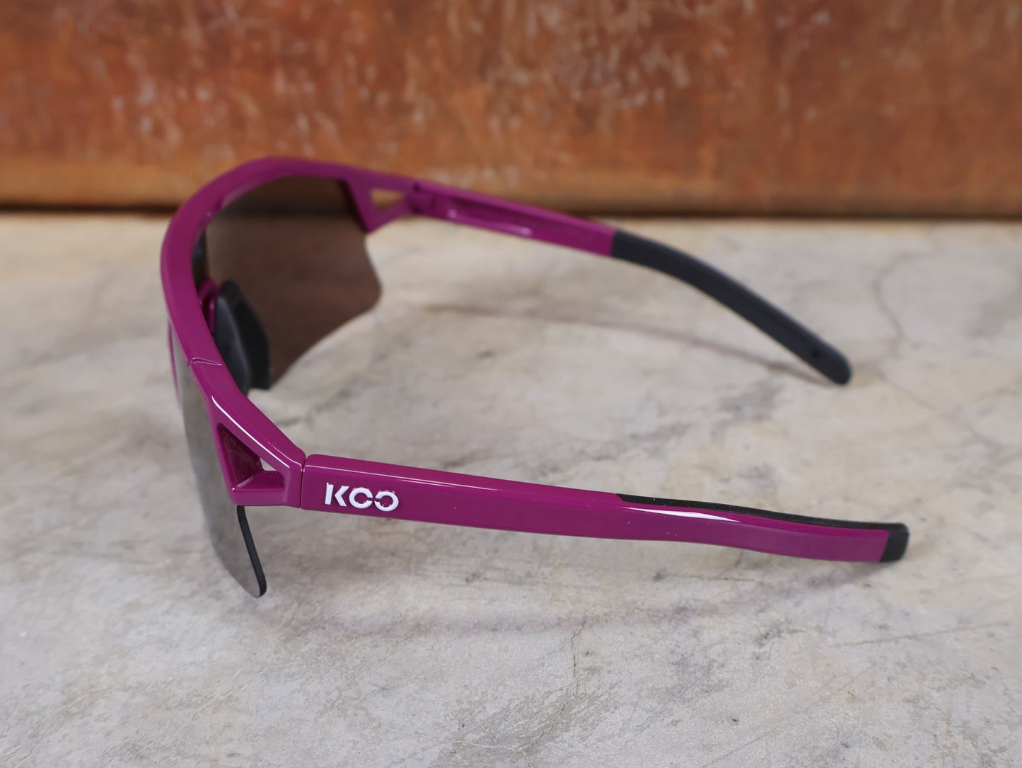 Brillen von Koo, KOO RED BULL - BORA HANSGROHE HYPE SONNENBRILLE / LEADER EDITION LILA vor USEDBIKES - OB.DE Hintergrund