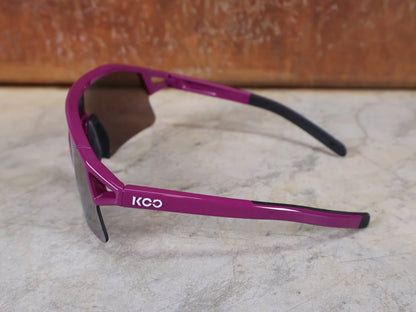 Brillen von Koo, KOO RED BULL - BORA HANSGROHE HYPE SONNENBRILLE / LEADER EDITION LILA vor USEDBIKES - OB.DE Hintergrund