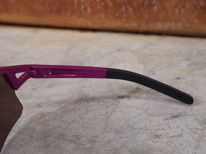 Brillen von Koo, KOO RED BULL - BORA HANSGROHE HYPE SONNENBRILLE / LEADER EDITION LILA vor USEDBIKES - OB.DE Hintergrund