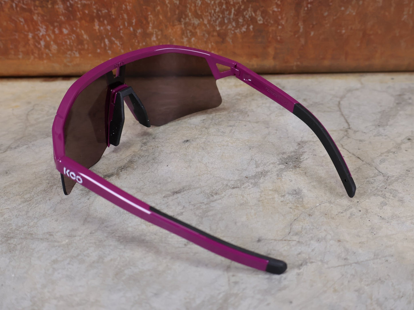 Brillen von Koo, KOO RED BULL - BORA HANSGROHE HYPE SONNENBRILLE / LEADER EDITION LILA vor USEDBIKES - OB.DE Hintergrund