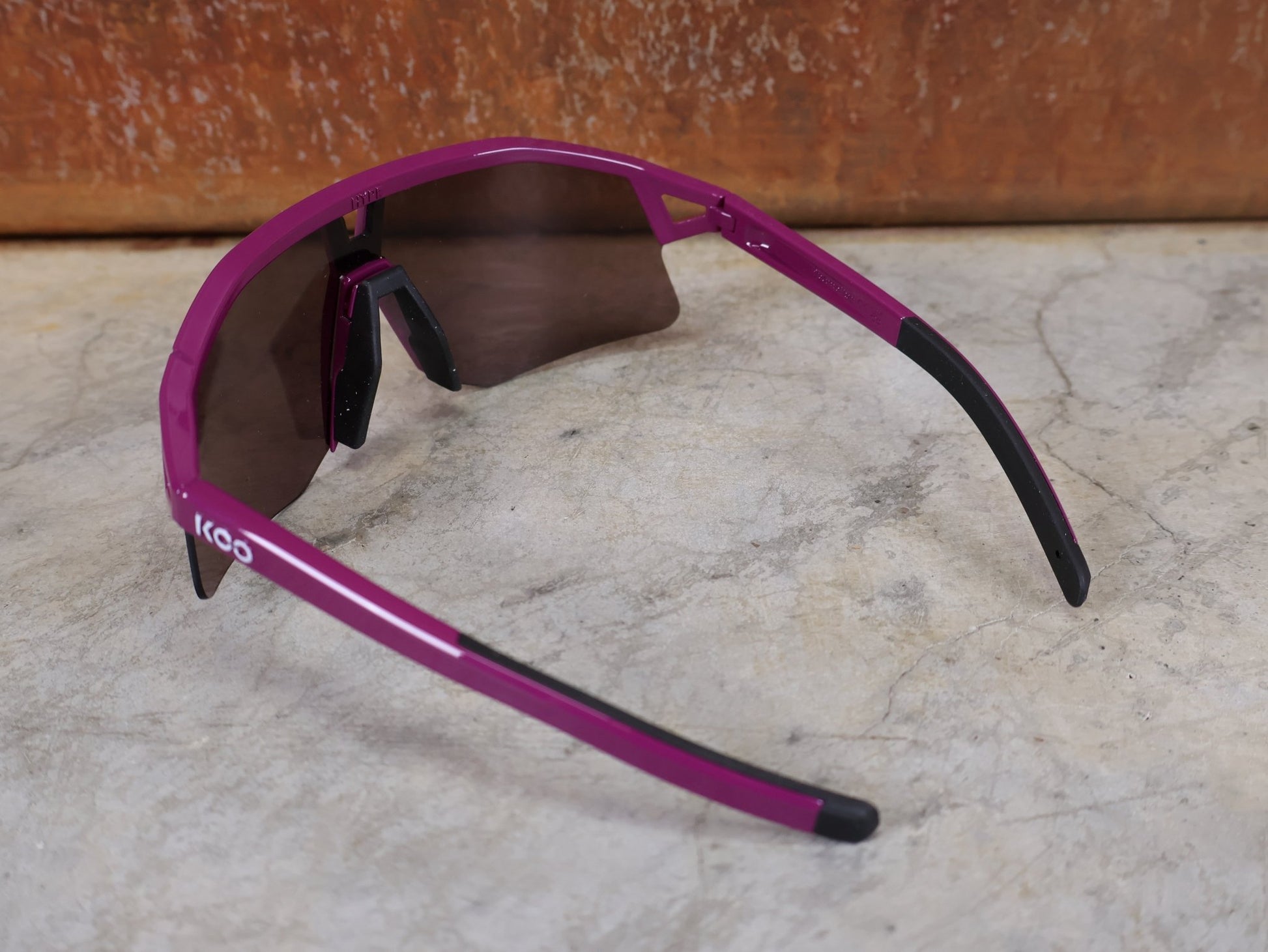 Brillen von Koo, KOO RED BULL - BORA HANSGROHE HYPE SONNENBRILLE / LEADER EDITION LILA vor USEDBIKES - OB.DE Hintergrund