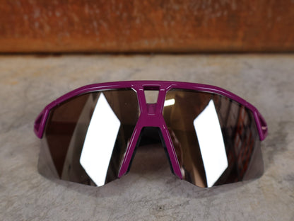 Brillen von Koo, KOO RED BULL - BORA HANSGROHE HYPE SONNENBRILLE / LEADER EDITION LILA vor USEDBIKES - OB.DE Hintergrund