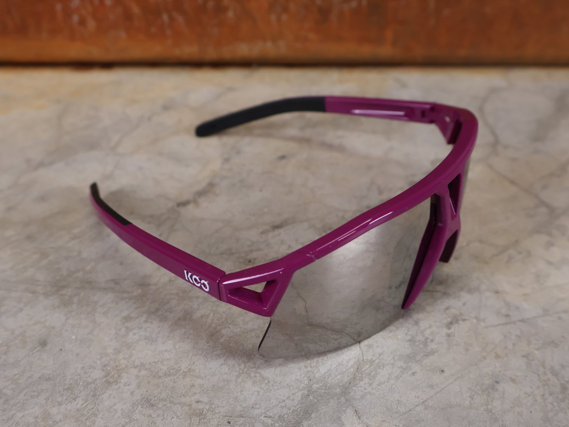 Brillen von Koo, KOO RED BULL - BORA HANSGROHE HYPE SONNENBRILLE / LEADER EDITION LILA vor USEDBIKES - OB.DE Hintergrund