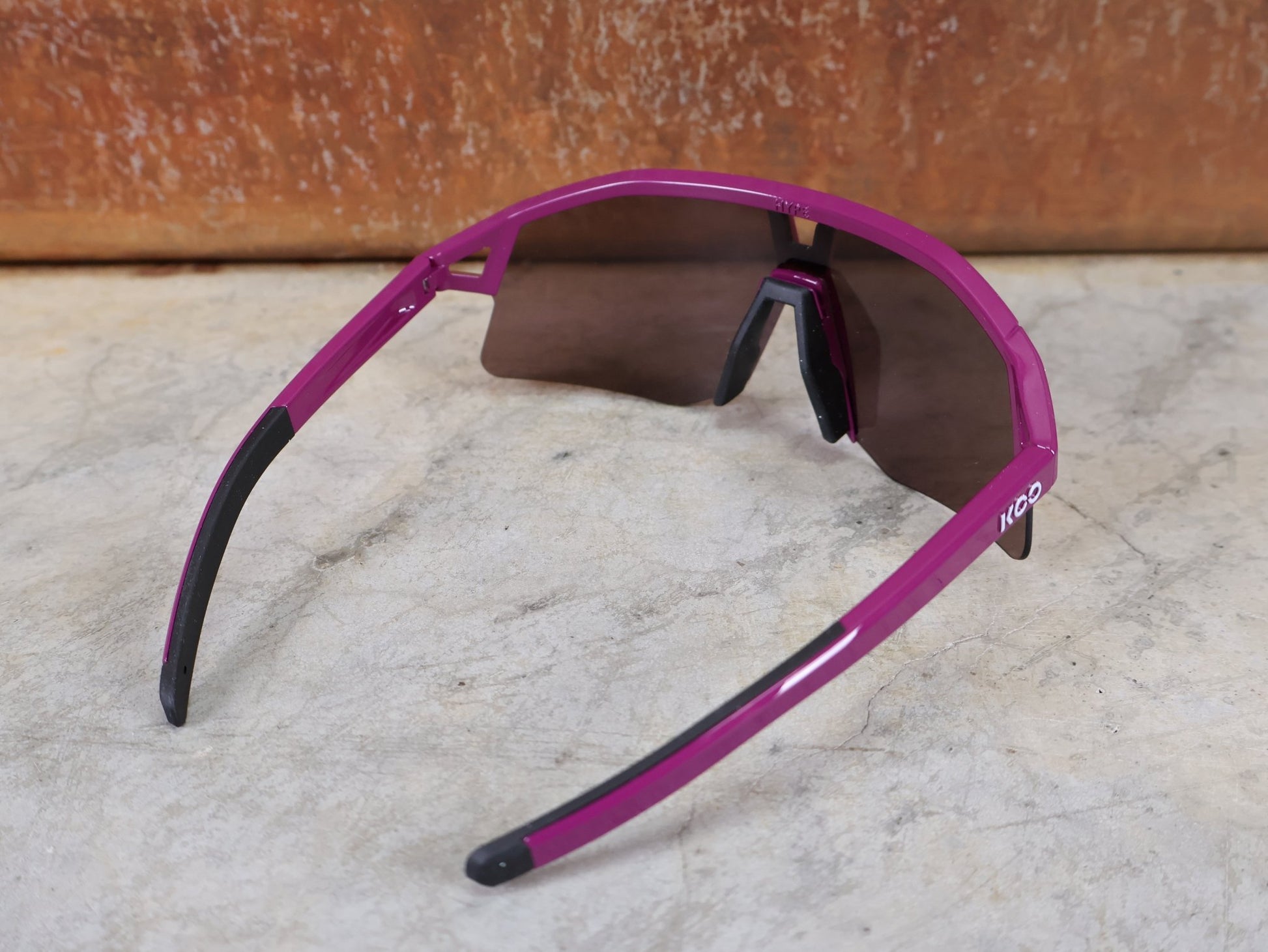 Brillen von Koo, KOO RED BULL - BORA HANSGROHE HYPE SONNENBRILLE / LEADER EDITION LILA vor USEDBIKES - OB.DE Hintergrund