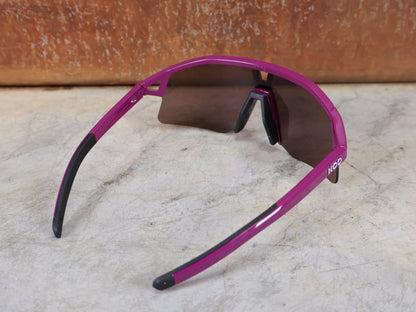 Brillen von Koo, KOO RED BULL - BORA HANSGROHE HYPE SONNENBRILLE / LEADER EDITION LILA vor USEDBIKES - OB.DE Hintergrund